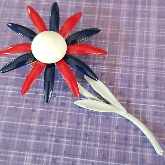 Vintage 1960s Red White and Blue Enamel Daisy Flower Brooch Pin - Picture 13 of 16
